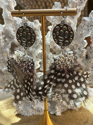 Feather fan earrings in black and white