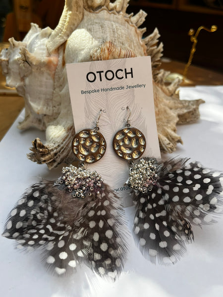 Feather fan earrings in black and white