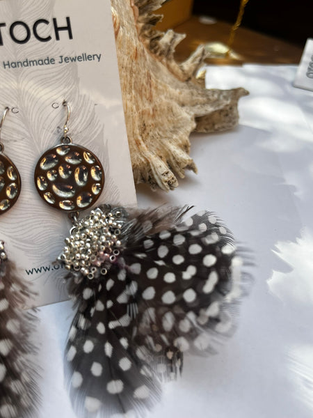 Feather fan earrings in black and white